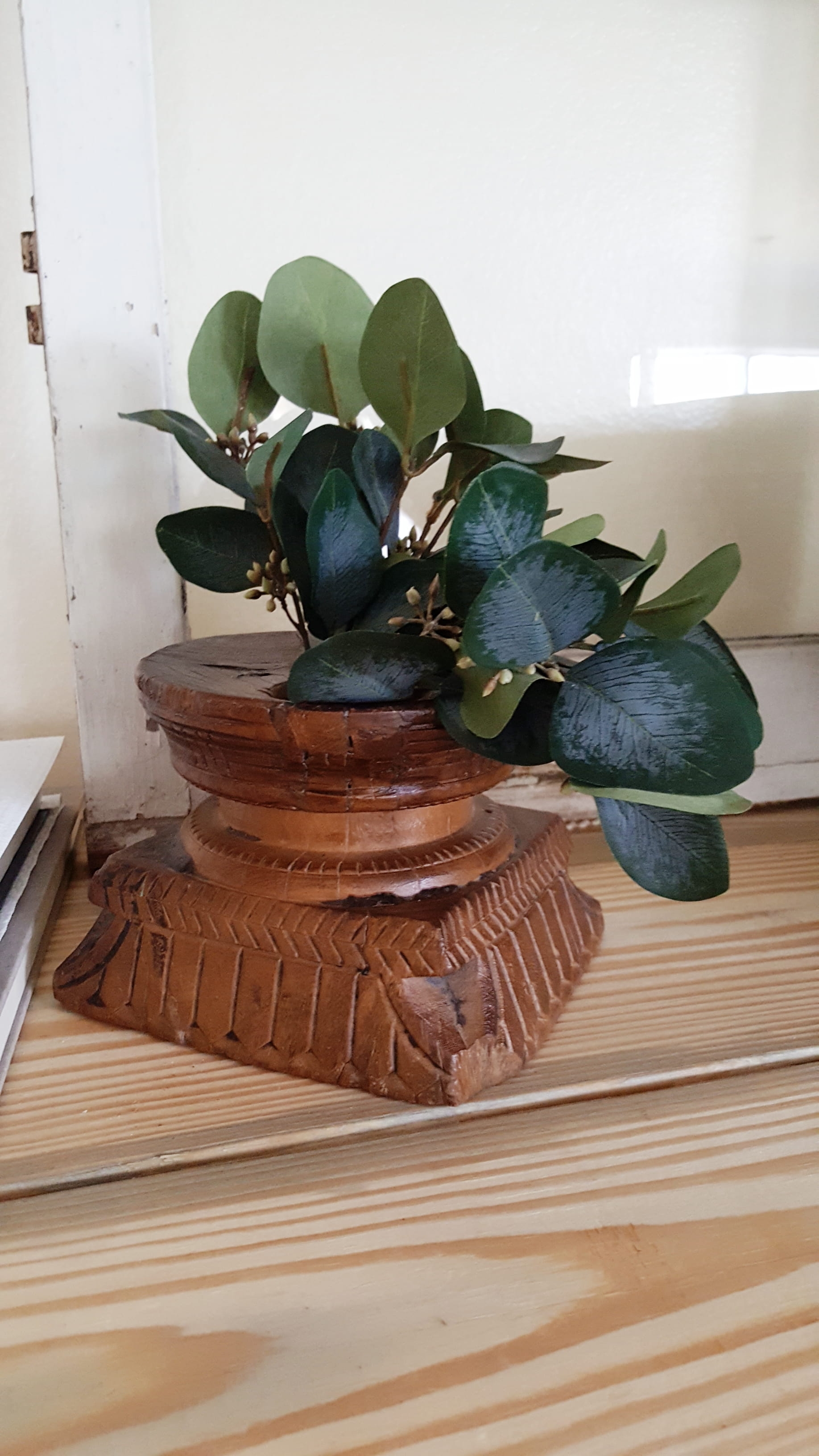 Mid Century Modern Eclectic Vintage Industrial decor design inspiration living room makeover furniture home decorating bed bath & beyond black and white decor minimal design metal vase flowers