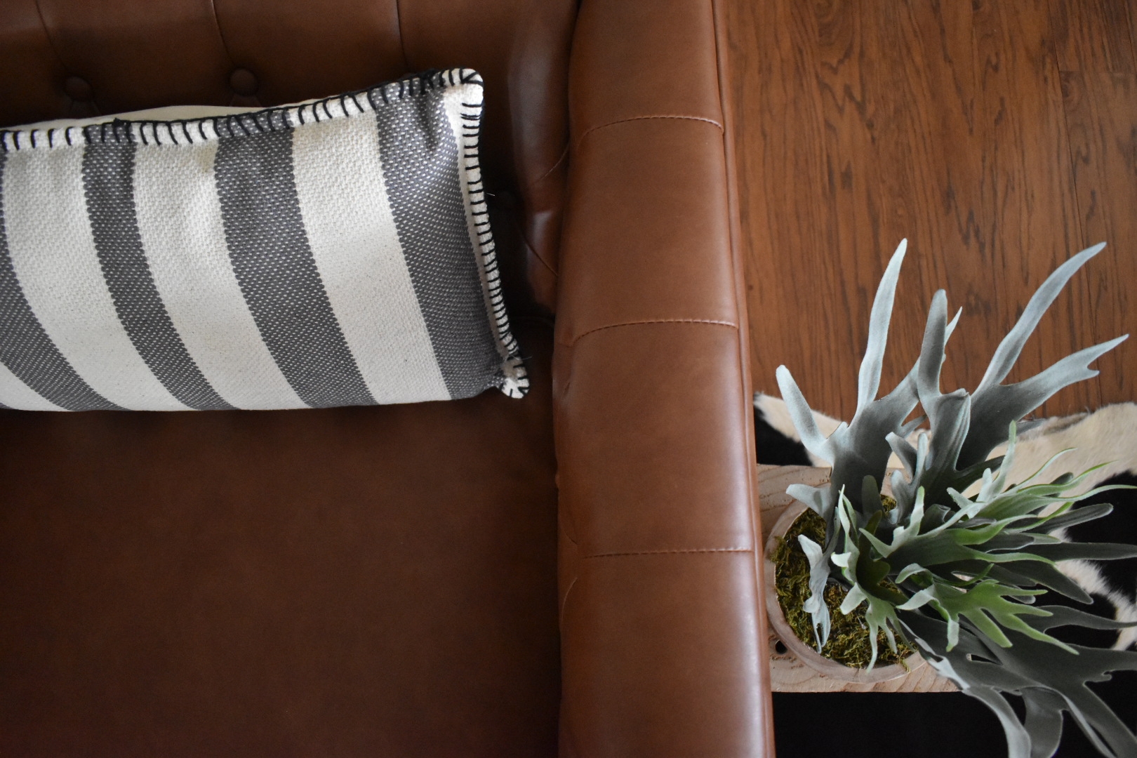 Entryway Foyer Decor Design Industrial Modern Farmhouse Rustic Glam Boho Scandinavian Eclectic Gray Black White Decor Texture Jute Basket Art Vintage Rug Leather Camel Chair Wood Living Room Pampas Grass At Home Store