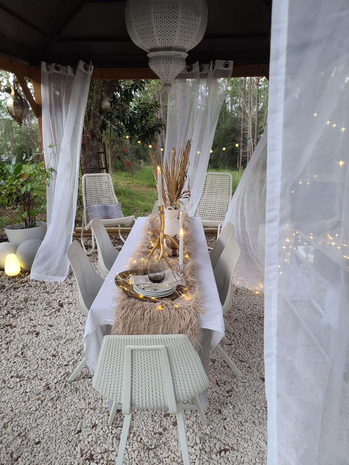 Cozy White Winter Outdoors Bed Bath & Beyond Firepit Dining Candles Tablescape Tablesetting Scandinavian Modern Farmhouse Fur Antlers Gold White Twinkle Lights Beautiful Country living Lounge Area Garden Sparkle Design Decor Styling Wonderland