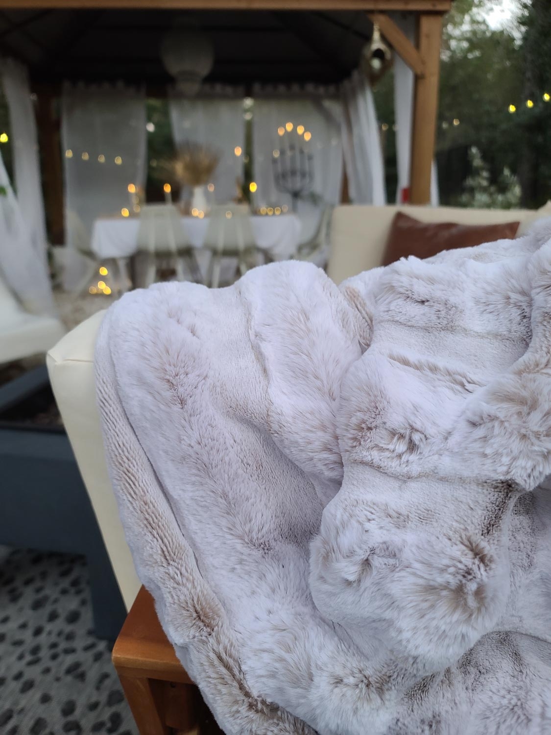 Cozy White Winter Outdoors Bed Bath & Beyond Firepit Dining Candles Tablescape Tablesetting Scandinavian Modern Farmhouse Fur Antlers Gold White Twinkle Lights Beautiful Country living Lounge Area Garden Sparkle Design Decor Styling Wonderland